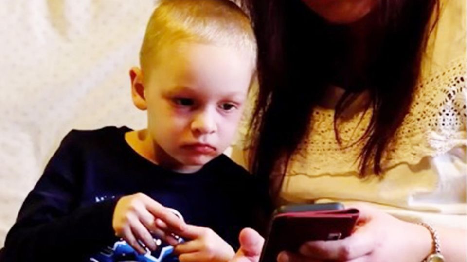 Dreijähriger rettet regungslose Mutter – dank Youtube