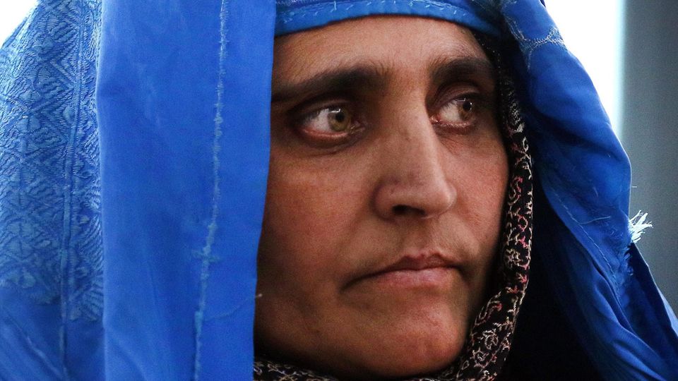 Sharbat Gula was sent back to her homeland from Pakistan in 2016.  Now she was able to flee again. 