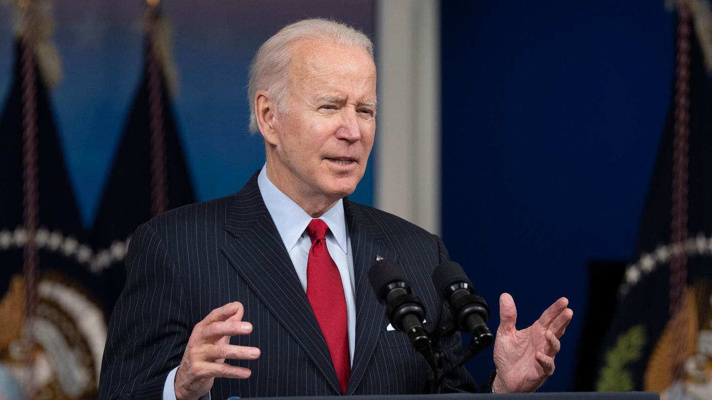 Joe Biden steht an einem Rednerpult und gestikuliert mit den Händen