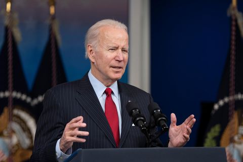Joe Biden steht an einem Rednerpult und gestikuliert mit den Händen