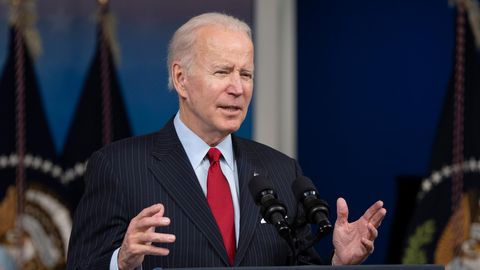 Joe Biden steht an einem Rednerpult und gestikuliert mit den Händen