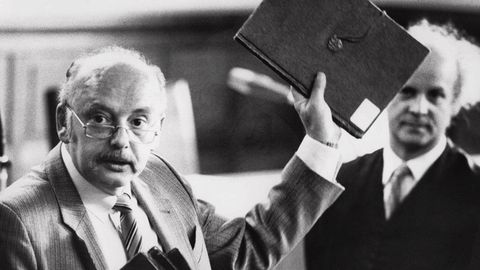 Konrad Kujau zeigt eines der gefälschten Exemplare der Hitler-Tagebücher