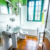 Spiegel sind praktisch: Sie helfen uns nicht nur beim Rasieren oder Schminken, sondern sie können kleine Räume deutlich größer wirken lassen. Allerdings können zu kleine Spiegel einen Raum auch schrumpfen lassen. Also besser einen größeren Spiegel auswählen. 