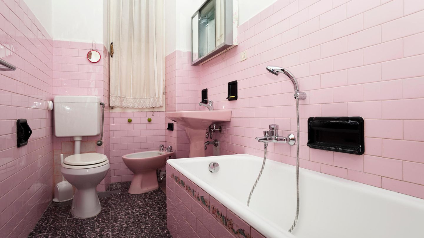 Um neugierige Blicks nicht ins Badezimmer zu lassen, haben diese leider oft nur kleine Fensterchen. Oder sind sogar tageslichtlos, also ganz ohne Fenster und nur mit einer Abluft versehen. Doch Licht ist so wichtig! Nicht nur am und um den Spiegel, sondern auch im Raum. Natürlich müssen Lampen für Feuchträume geeignet sein. Auch für altere Bäder kann sich ein durchdachtes Lichtkonzept lohnen. 