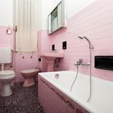 Um neugierige Blicks nicht ins Badezimmer zu lassen, haben diese leider oft nur kleine Fensterchen. Oder sind sogar tageslichtlos, also ganz ohne Fenster und nur mit einer Abluft versehen. Doch Licht ist so wichtig! Nicht nur am und um den Spiegel, sondern auch im Raum. Natürlich müssen Lampen für Feuchträume geeignet sein. Auch für altere Bäder kann sich ein durchdachtes Lichtkonzept lohnen. 