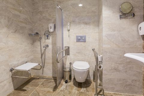 Ist Ihr Badezimmer auch eine Wüste aus Kacheln oder Mamor? Die Leblosigkeit lässt sich mit Grünpflanzen aufpeppen. Achten Sie auch Pflanzen, die auch mit wenig Licht, aber feuchtwarmer Luft klar kommen. Hängeampel eignen sich, wenn das Bad sehr klein ist.