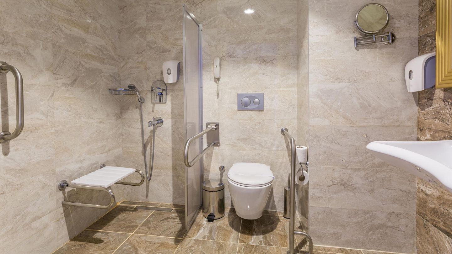 Pflanzen im Bad Ist Ihr Badezimmer auch eine Wüste aus Kacheln oder Mamor? Die Leblosigkeit lässt sich mit Grünpflanzen aufpeppen. Achten Sie auch Pflanzen, die auch mit wenig Licht, aber feuchtwarmer Luft klar kommen. Hängeampel eignen sich, wenn das Bad sehr klein ist.