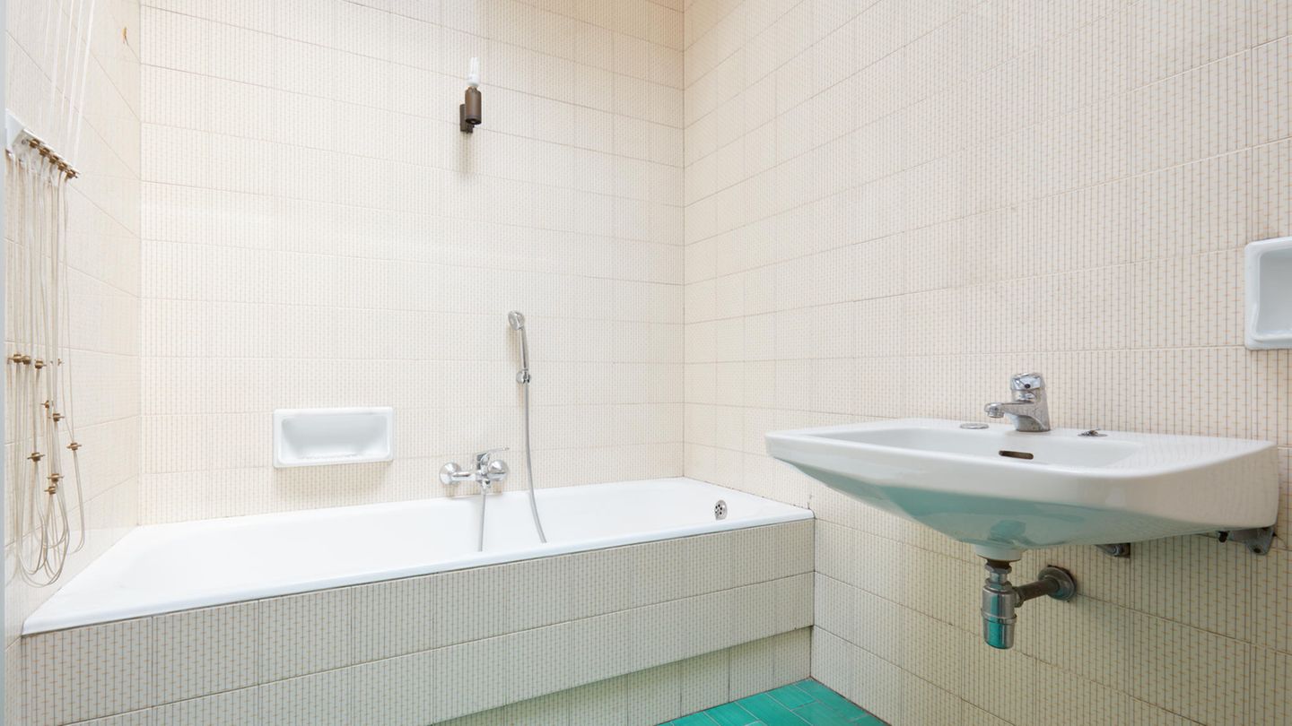 Statt angebrochene Shampoo-Flaschen, Lockenwickler und Co. rumstehen zu lassen, brauchen Sie Stauraum im Badezimmer. Denn je mehr Krimskrams sichtbar rumsteht, um so unruhiger wirkt der Raum. Hängeschränke, Regale, Unterbaukonstruktionen: In Fachgeschäften gibt es eine breite Palette an Lösungen. 