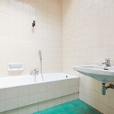 Statt angebrochene Shampoo-Flaschen, Lockenwickler und Co. rumstehen zu lassen, brauchen Sie Stauraum im Badezimmer. Denn je mehr Krimskrams sichtbar rumsteht, um so unruhiger wirkt der Raum. Hängeschränke, Regale, Unterbaukonstruktionen: In Fachgeschäften gibt es eine breite Palette an Lösungen. 