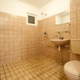 Gerade große Bäder wirken oftmals verloren: Viel Fläche, wenig Ideen - das passt einfach nicht. Schnell wirkt der Raum steril, wie in einer Klinik. Besser: Dekorieren Sie! Hohe Topfpflanzen in dekorativen Behältern, Poster oder Bilder für Wände oder sogar Sitzgelegenheiten. Machen Sie das Bad zum Spa!