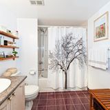 Der Duschvorhang nervt: Beim Duschen klebt er am Körper, danach hängt er durchnässt rum, vielleicht flutet er auch den Raum. Und optisch ist er meist auch kein Highlight. Ändern Sie das!  Besorgen Sie sich einen Duschvorhang, der optisch ins Konzept passt. Oder investieren Sie in eine Glastür. Die gibt es auch schon zum Nachrüsten älterer Bäder in Mietwohnungen und können zu zweit aufgebaut und angeschraubt werden. 