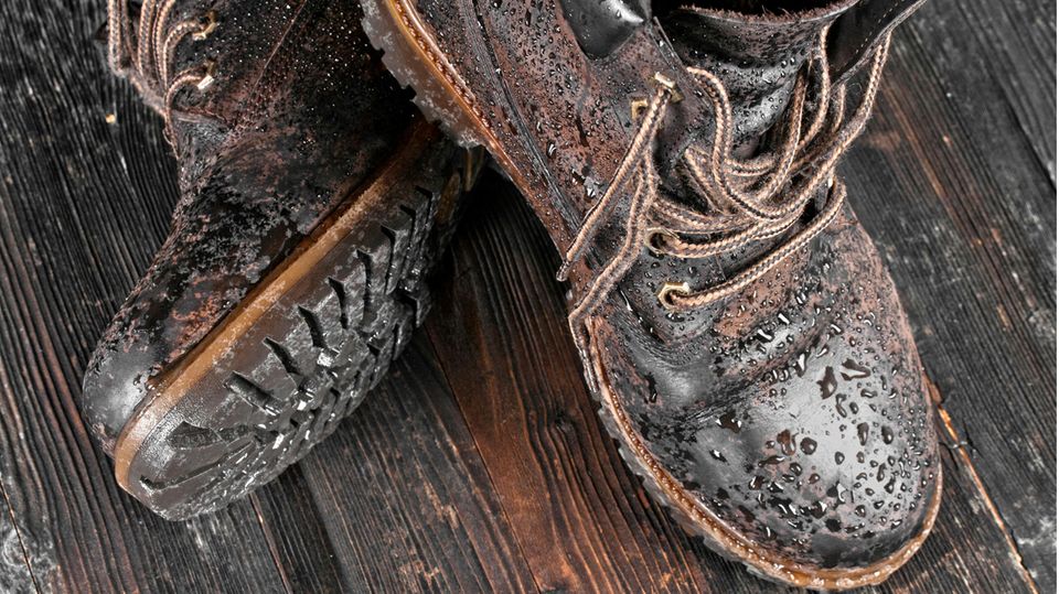 Bloß nicht auf die Heizung: Mit diesem Trick trocknen Schuhe schnell und einfach.