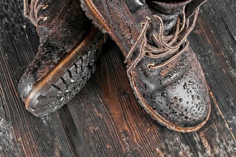 Bloß nicht auf die Heizung: Mit diesem Trick trocknen Schuhe schnell und einfach.