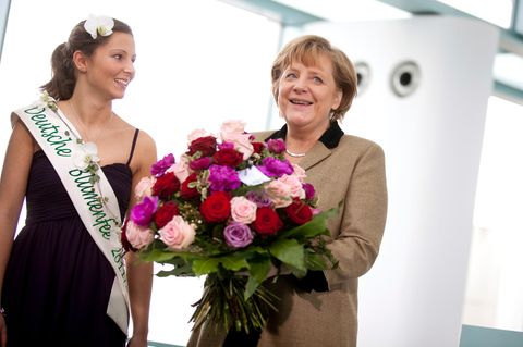 Bundeskanzlerin Angela Merkel (CDU) mit einem Blumenstrauß
