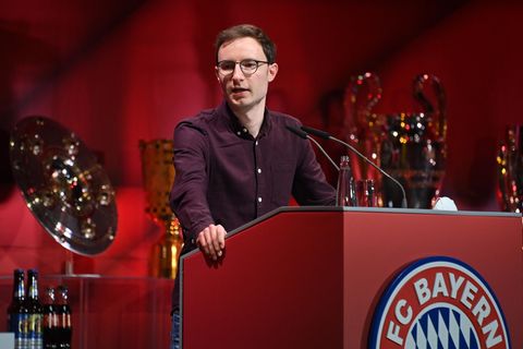 Vereinsmitglied Michael Ott bei der Jahreshauptversammlung des FC Bayern