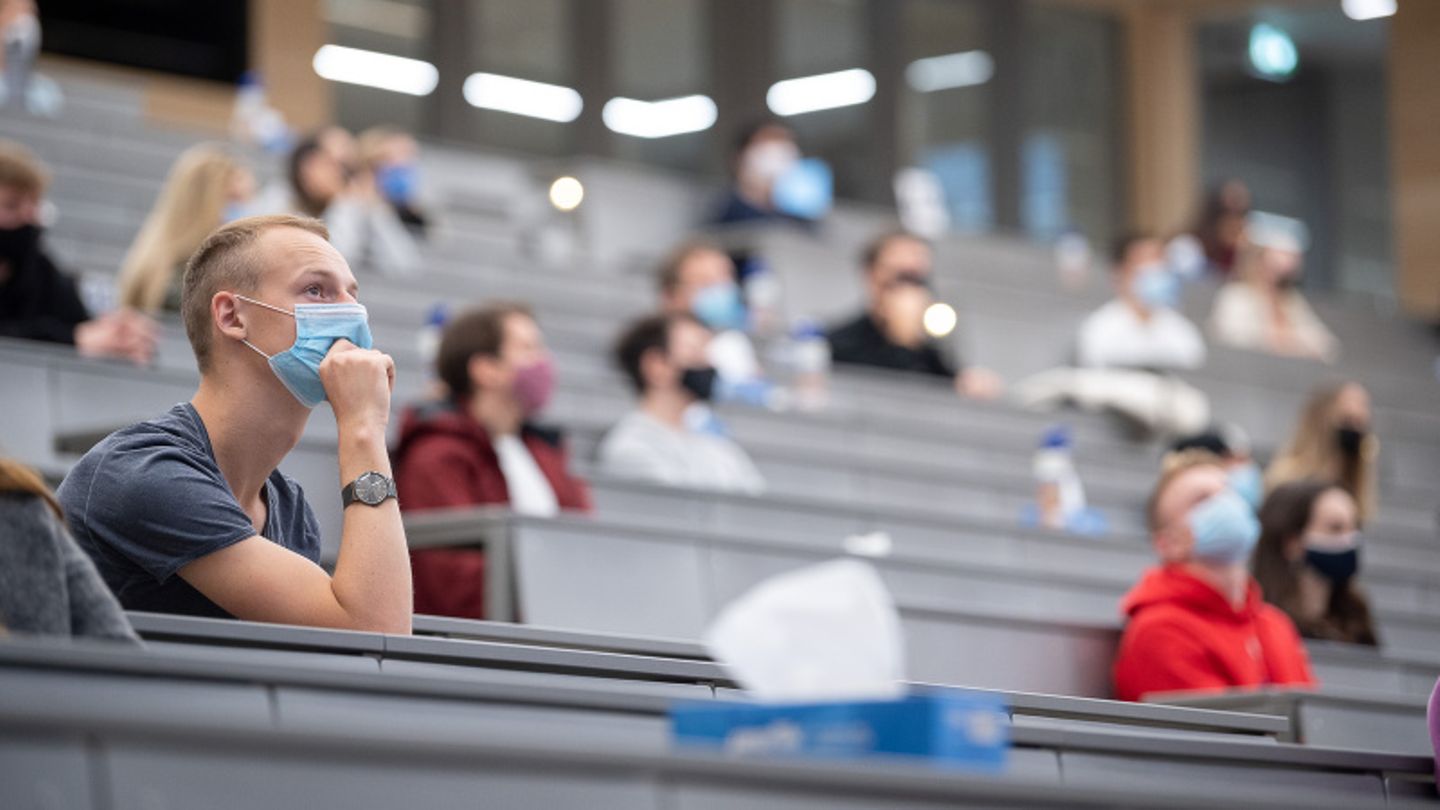 Studierende mit Maske sitzen in einer Begrüßungsveranstaltung an der Universität Hohenheim.
