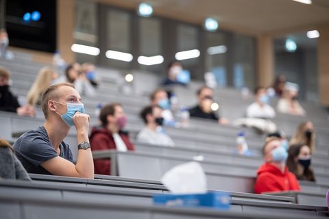 Studierende mit Maske sitzen in einer Begrüßungsveranstaltung an der Universität Hohenheim.