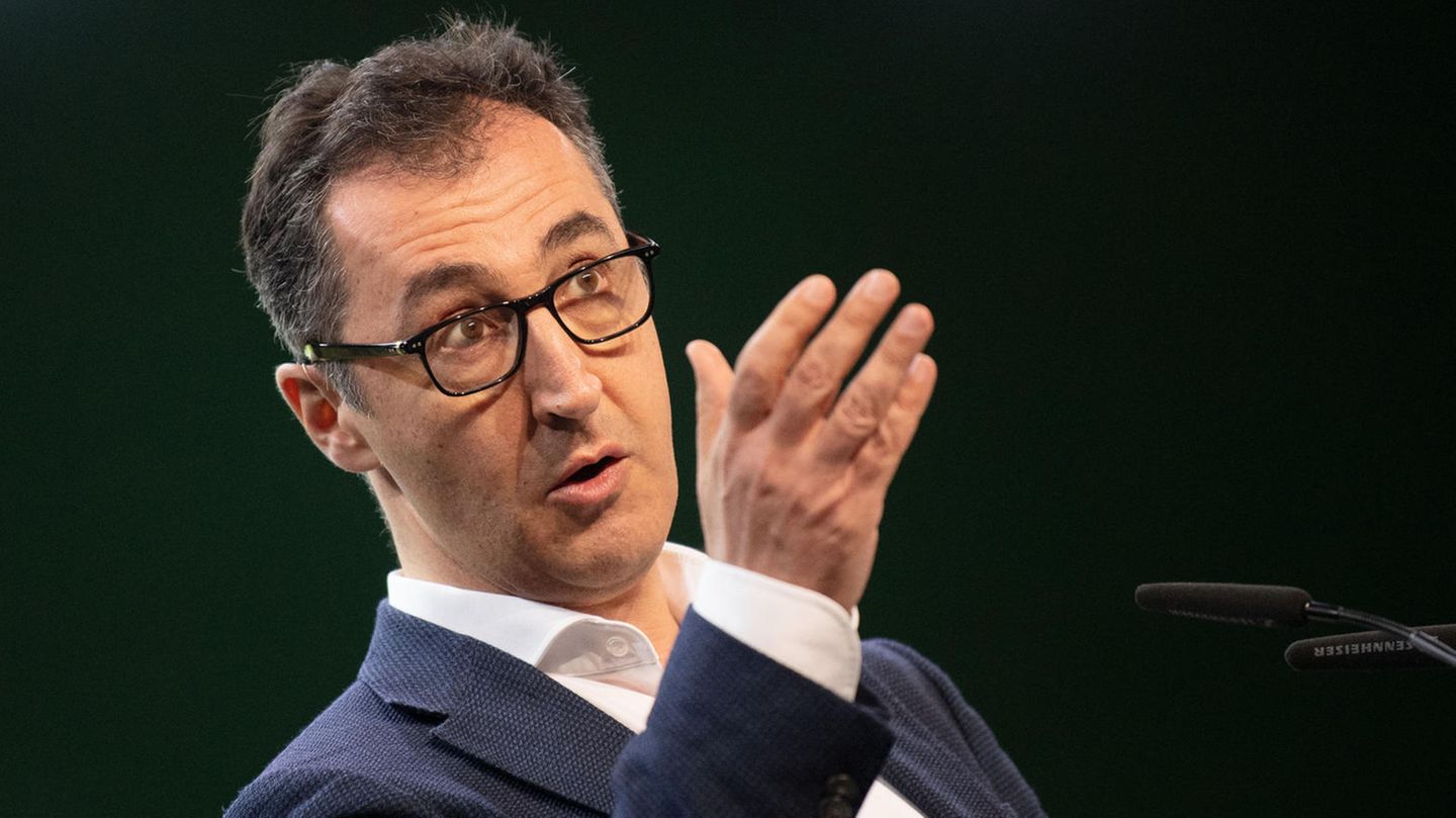 Neues Bundeskabinett: Neuer Minister für Ernährung und Landwirtschaft wird der frühere Grünen-Parteichef Cem Özdemir. Der 56-jährige Schwabe setzte sich bei der parteiinternen Postenvergabe überraschend gegen den eigentlich als Minister gesetzten Anton Hofreiter durch. Özdemir gehörte 1994 zu den beiden ersten Bundestagsabgeordneten mit türkischen Eltern. Bei der Bundestagswahl 2017 war er gemeinsam mit Katrin Göring-Eckardt Spitzenkandidat der Grünen. Neuer Minister für Ernährung und Landwirtschaft wird der frühere Grünen-Parteichef Cem Özdemir. Der 56-jährige Schwabe setzte sich bei der parteiinternen Postenvergabe überraschend gegen den eigentlich als Minister gesetzten Anton Hofreiter durch. Özdemir gehörte 1994 zu den beiden ersten Bundestagsabgeordneten mit türkischen Eltern. Bei der Bundestagswahl 2017 war er gemeinsam mit Katrin Göring-Eckardt Spitzenkandidat der Grünen.