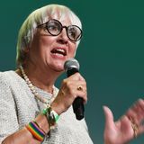 Den im Kanzleramt angesiedelten Posten der Kulturstaatsministerin bekleidet Claudia Roth. Die 66-Jährige war zweimal Bundesvorsitzende der Grünen und von 2013 bis zum Regierungswechsel Vize-Bundestagspräsidentin. In den 1990er-Jahren gehörte die Baden-Württembergerin dem Europäischen Parlament an und war dort zeitweise auch Fraktionschefin.