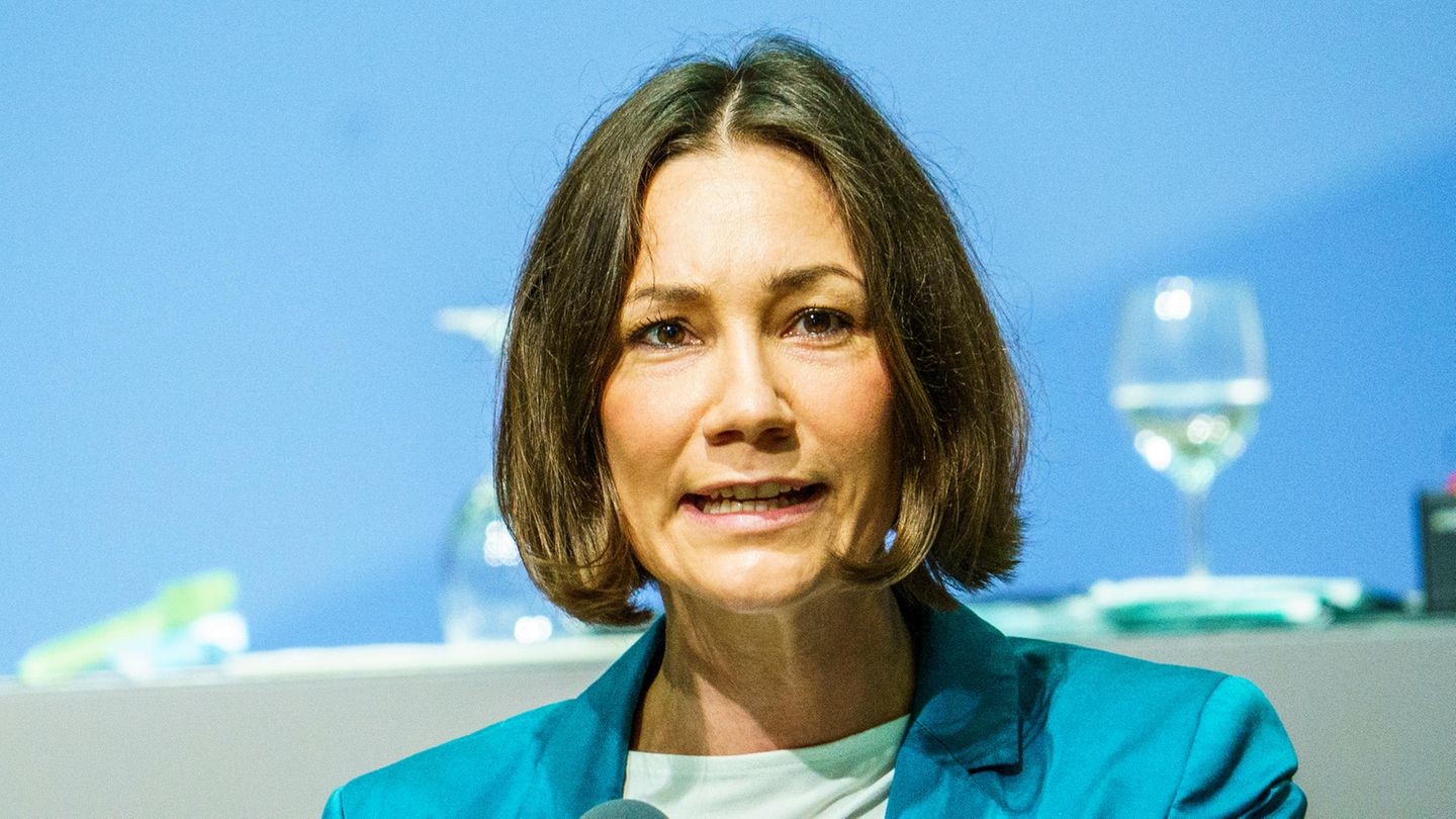Neues Bundeskabinett: Aus Rheinland-Pfalz auf die Bundesebene: Die 40-Jährige Anne Spiegel ist neue Ministerin für Familie, Senioren, Frauen und Jugend. Dieses Ressort bekleidete sie auch schon auf Landesebene. Zuletzt war Spiegel, die dem linken Flügel der Grünen angehört, Klimaministerin im Kabinett von Ministerpräsidentin Malu Dreyer (SPD). Geboren wurde sie in Baden-Württemberg. Aus Rheinland-Pfalz auf die Bundesebene: Die 40-Jährige Anne Spiegel ist neue Ministerin für Familie, Senioren, Frauen und Jugend. Dieses Ressort bekleidete sie auch schon auf Landesebene. Zuletzt war Spiegel, die dem linken Flügel der Grünen angehört, Klimaministerin im Kabinett von Ministerpräsidentin Malu Dreyer (SPD). Geboren wurde sie in Baden-Württemberg.