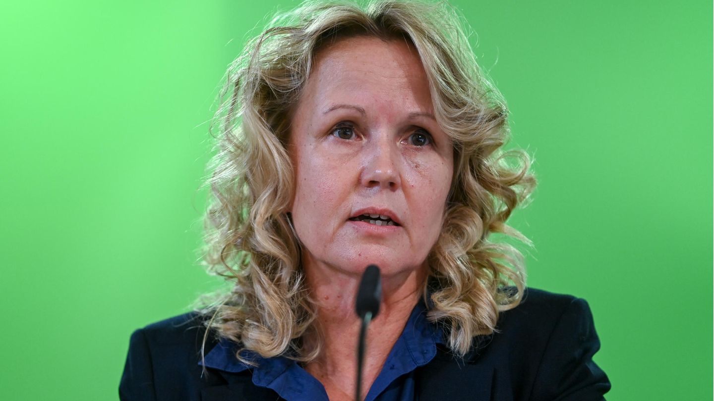 Neues Bundeskabinett: Mit Steffi Lemke besetzt eine erfahrene Umweltpolitikerin das Ministerium für Umwelt, Naturschutz, nukleare Sicherheit und Verbraucherschutz. Die 53-Jährige aus Sachsen-Anhalt wird auffallend oft als schnörkellos und geradeheraus charakterisiert. Elf Jahre lang war sie Bundesgeschäftsführerin der Grünen. Mit Steffi Lemke besetzt eine erfahrene Umweltpolitikerin das Ministerium für Umwelt, Naturschutz, nukleare Sicherheit und Verbraucherschutz. Die 53-Jährige aus Sachsen-Anhalt wird auffallend oft als schnörkellos und geradeheraus charakterisiert. Elf Jahre lang war sie Bundesgeschäftsführerin der Grünen.