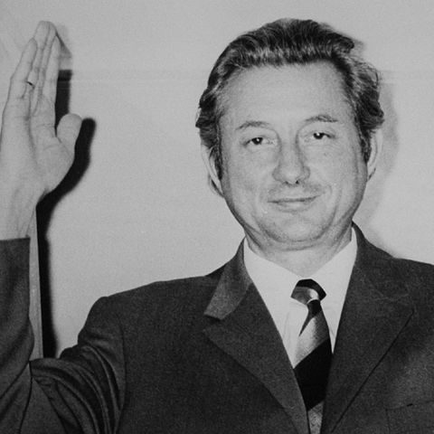 Theo Albrecht auf einem Schwarzweiß-Foto. Er winkt