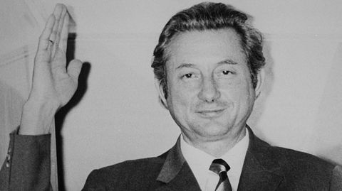 Theo Albrecht auf einem Schwarzweiß-Foto. Er winkt