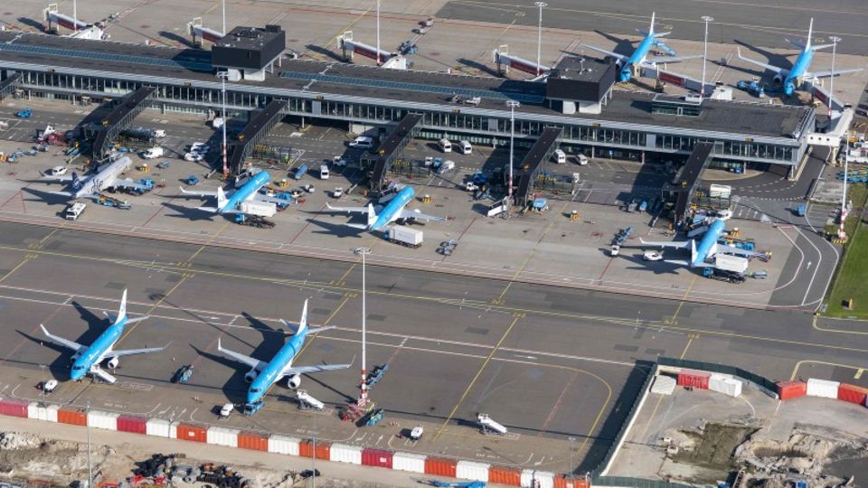 Flughafen Schiphol in Amsterdam: Hier sind 61 Flugpassagiere aus Südafrika positiv auf das Coronavirus getestet worden