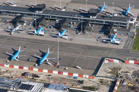 Flughafen Schiphol in Amsterdam: Hier sind 61 Flugpassagiere aus Südafrika positiv auf das Coronavirus getestet worden