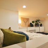 Im Schlafgeschoss wirkt die Wohnung sehr heimilig.