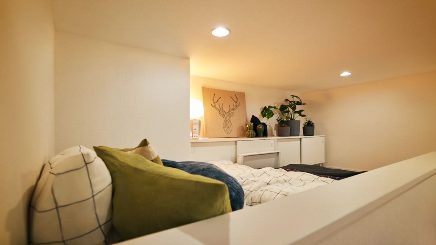 Im Schlafgeschoss wirkt die Wohnung sehr heimilig.