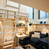 Das Sofa kann man in ein Gästebett verwandeln.