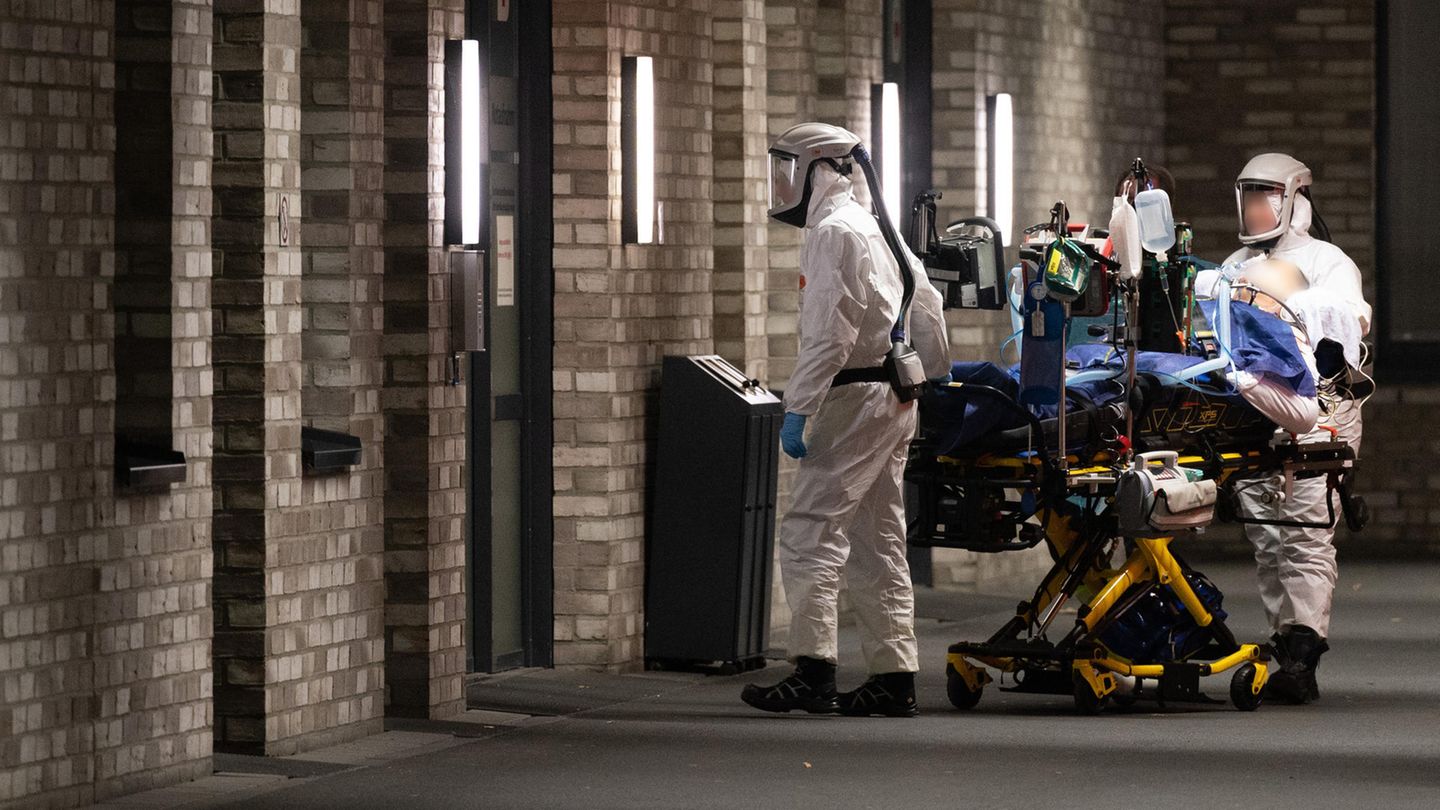Ein am Coronavirus erkrankter Intensivpatient bei einer Patientenverlegung