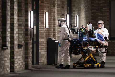 Ein am Coronavirus erkrankter Intensivpatient bei einer Patientenverlegung