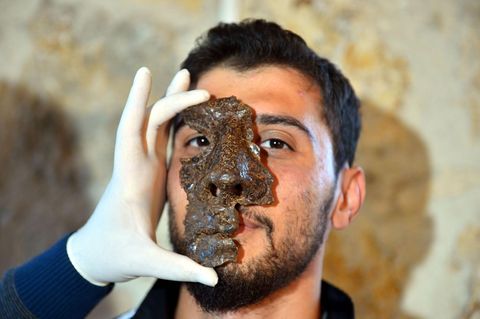 Das Fragment gibt nur einen ungefähren Eindruck von der Wirkung dieser Masken.