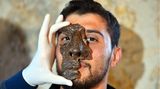 Das Fragment gibt nur einen ungefähren Eindruck von der Wirkung dieser Masken.