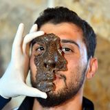 Das Fragment gibt nur einen ungefähren Eindruck von der Wirkung dieser Masken.