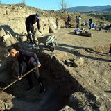 Bei der rechteckigen Struktur handelt es sich wahrscheinlich um ein Militärlager zum Schutz der Grenze. 