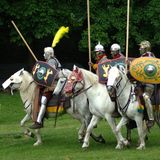 Der erste der Reanactors trägt die Maske.