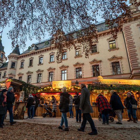 Bayern, Regensburg: Der Weihnachtsmarkt auf dem Gelände von Schloss Thurn und Taxis
