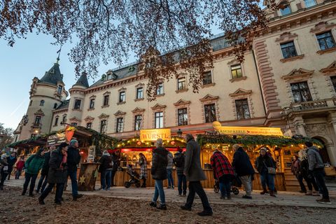Bayern, Regensburg: Der Weihnachtsmarkt auf dem Gelände von Schloss Thurn und Taxis