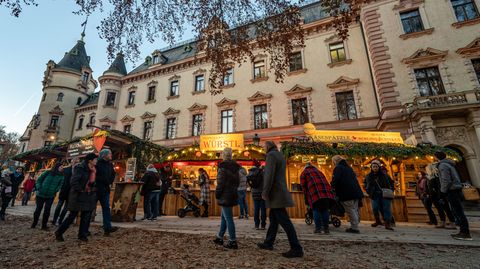 Bayern, Regensburg: Der Weihnachtsmarkt auf dem Gelände von Schloss Thurn und Taxis