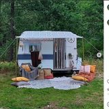 Von außen sieht man erst, wie klein der Wohnwagen ist.