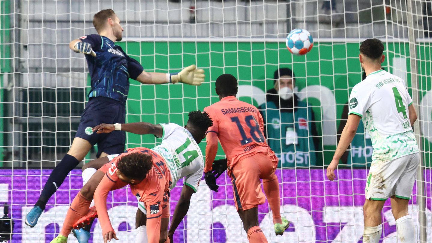 SpVgg Fürth - TSG Hoffenheim 3:6 (1:2) Eine torreiche, am Ende aber für die Gastgeber wieder einmal bittere Begegnung sahen die Zuschauer in Fürth. Jamie Leweling (22.) gelang das 1:0 für den Aufsteiger und Timothy Tillman (46.) das zwischenzeitliche 2:2. Die Hoffenheimer aber sicherten sich dank der Tore von Ihlas Bebou (32./62./80.), Georginio Rutter (40./57.) und Marco Meyerhöfer (66./Eigentor) den Sieg. Trotz einer offensiven Ausrichtung und dem 3:5 durch Branimir Hrgota (68.) verpassten die Franken im 100. Pflichtspiel für Stefan Leitl als Fürth-Trainer ihren ersten Bundesliga-Sieg und bleiben mit einem Punkt Tabellenletzter.