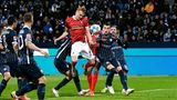 Das Jubiläum von Freiburgs Trainer Christian Streich in Bochum verlief frustrierend. Die Gäste führten in Streichs 300. Spiel im deutschen Oberhaus nach einem Kopfball von Philipp Lienhart (51., im Bild) mit 1:0, ehe Sebastian Polter (54.) und Milos Pantovic (82.) den Bochumer Sieg sicherten und Freiburg die dritte Niederlage in Serie zufügten. Die Breisgauer haben damit den Anschluss an die Tabellenspitze abreißen lassen.