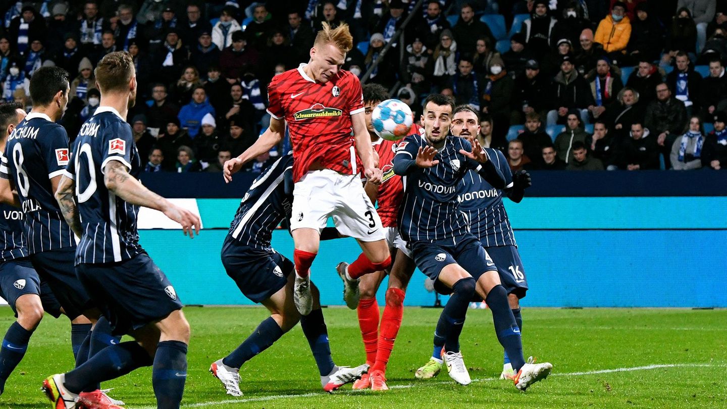 VfL Bochum - SC Freiburg 2:1 (0:0) Das Jubiläum von Freiburgs Trainer Christian Streich in Bochum verlief frustrierend. Die Gäste führten in Streichs 300. Spiel im deutschen Oberhaus nach einem Kopfball von Philipp Lienhart (51., im Bild) mit 1:0, ehe Sebastian Polter (54.) und Milos Pantovic (82.) den Bochumer Sieg sicherten und Freiburg die dritte Niederlage in Serie zufügten. Die Breisgauer haben damit den Anschluss an die Tabellenspitze abreißen lassen.