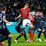 Das Jubiläum von Freiburgs Trainer Christian Streich in Bochum verlief frustrierend. Die Gäste führten in Streichs 300. Spiel im deutschen Oberhaus nach einem Kopfball von Philipp Lienhart (51., im Bild) mit 1:0, ehe Sebastian Polter (54.) und Milos Pantovic (82.) den Bochumer Sieg sicherten und Freiburg die dritte Niederlage in Serie zufügten. Die Breisgauer haben damit den Anschluss an die Tabellenspitze abreißen lassen.