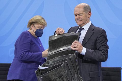 Die geschäftsführende Bundeskanzlerin Angela Merkel (CDU) und ihr wahrscheinlicher Amtsnachfolger Olaf Scholz (SPD)
