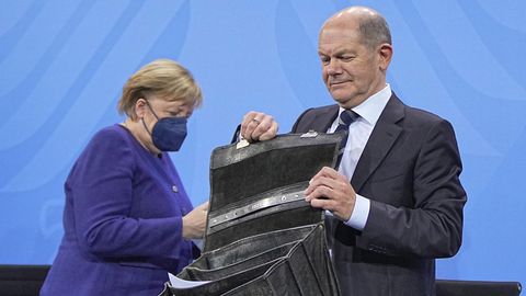 Die geschäftsführende Bundeskanzlerin Angela Merkel (CDU) und ihr wahrscheinlicher Amtsnachfolger Olaf Scholz (SPD)