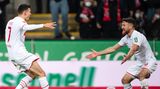 Nachdem die erste Halbzeit in Köln noch torlos verlief, wurden die zweiten 45 Minuten turbulent und unterhaltsam. Dejan Ljubicic (55., hier beim Jubeln mit Salih Özcan), Mark Uth (77.), Ondrej Duda (78.) und Sebastian Andersson (90.+3) schossen den FC zum klaren Prestige-Erfolg im Rheinischen Derby gegen die Gladbacher, die durch Jonas Hofmann (74.) nur zum zwischenzeitlichen Ausgleich gekommen waren. Das auch, weil Zakaria und Plea nur den Pfosten trafen, Plea einmal nur knapp aus dem Abseits traf und Florian Neuhaus mit einem dicken Bock Mark Uth das 2:1 für den FC auflegte.